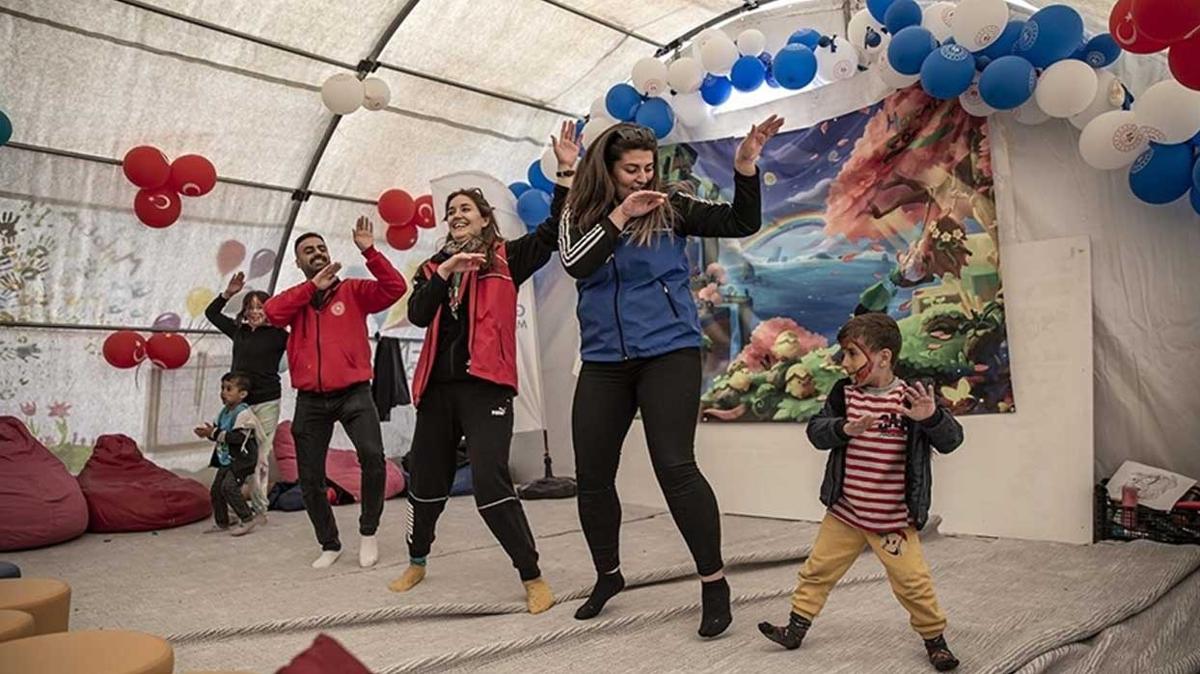 Depremzede ocuklar, konteyner kente kurulan etkinlik adrnda hayata tutunuyor