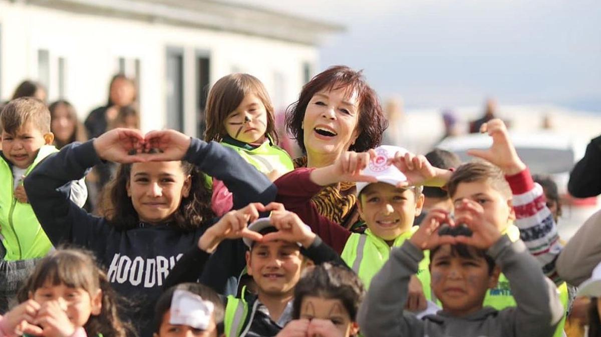 Hlya Koyiit depremzede ocuklar ziyaret etti! Umudumuz var iyileeceiz