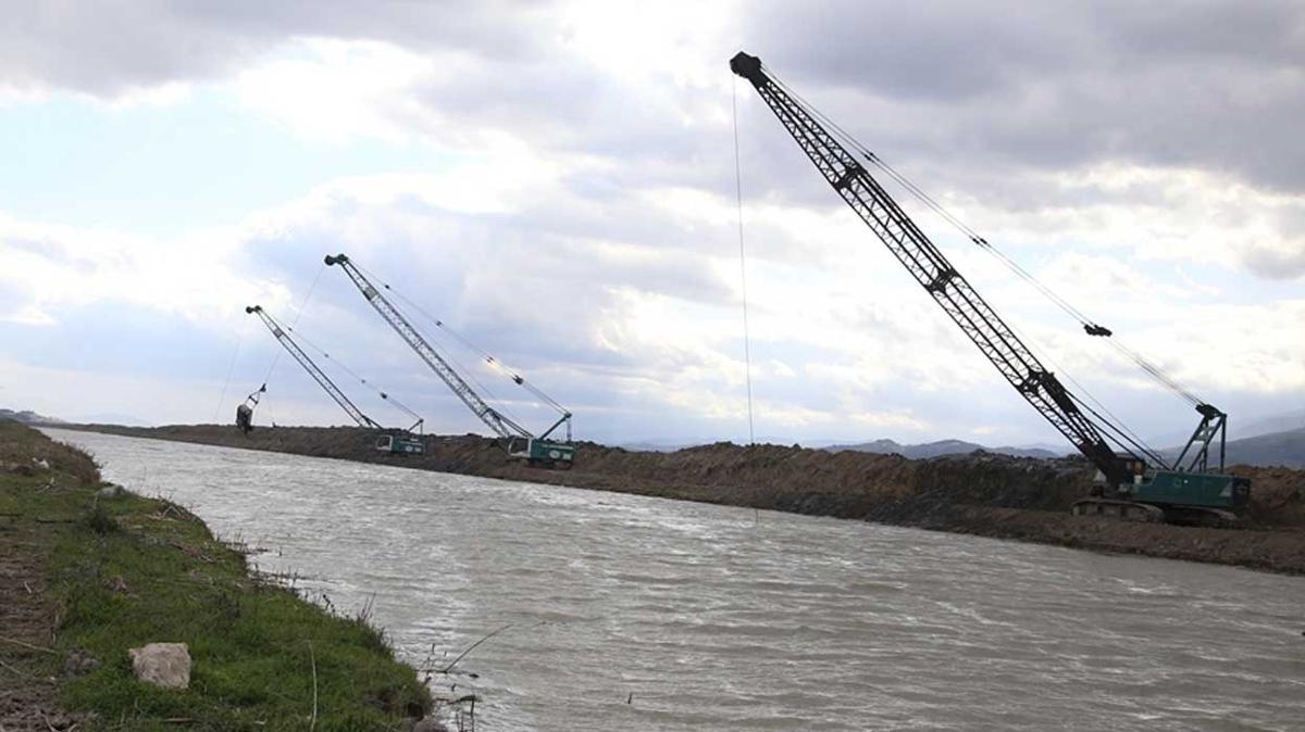 Depremde yatanda kayma yaanan Asi Nehri takn riskine kar temizleniyor