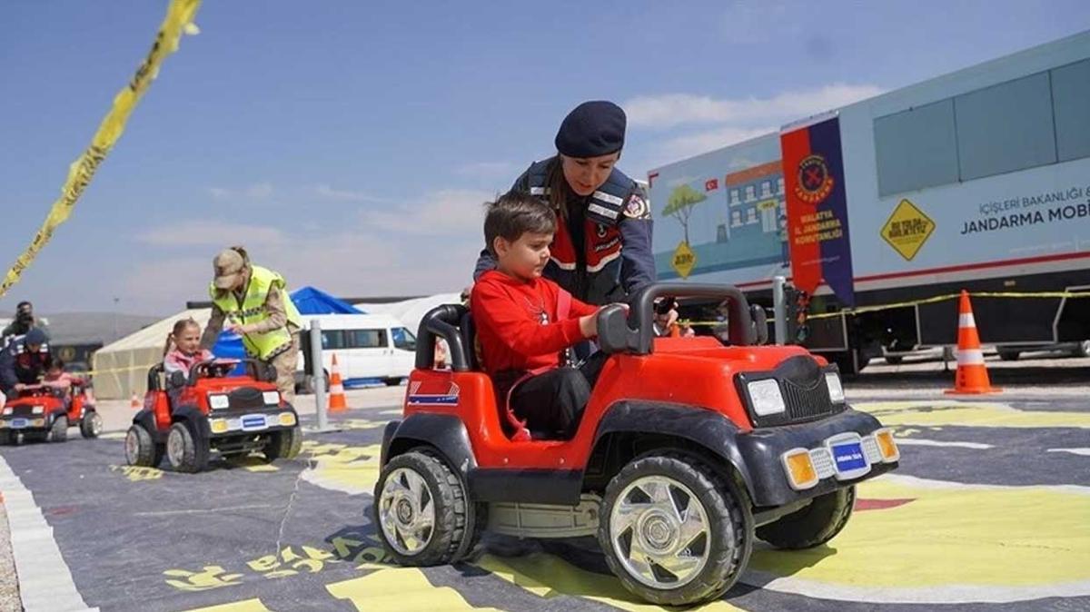 Malatya'da jandarmadan depremzede ocuklara hem moral hem eitim