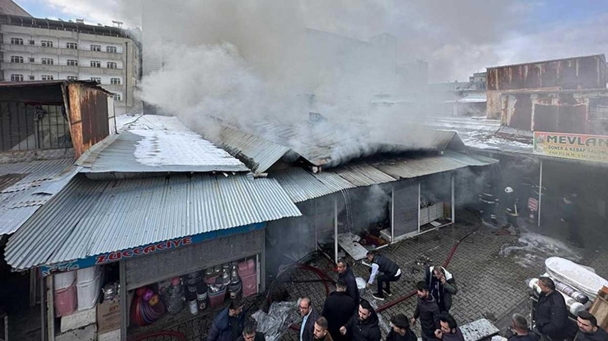 Van'da ok sayda i yerinin bulunduu halk pazarnda kan yangna mdahale ediliyor