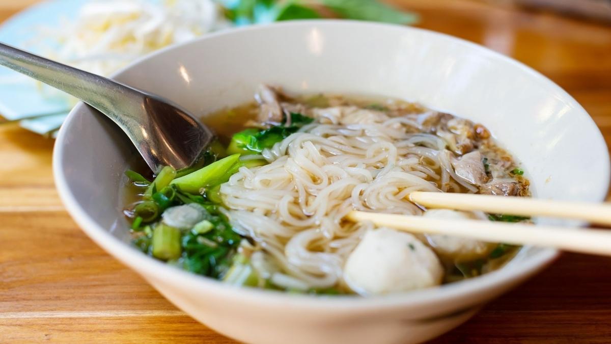 Kolajen deposu Gney Kore lezzeti! Tavuk suyuna sebzeli noodle orbas nasl yaplr"