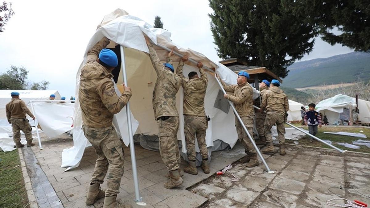 Komandolar deprem blgesinde yaralar saryor