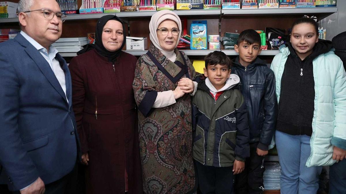 Emine Erdoan depremzedeler ile grt