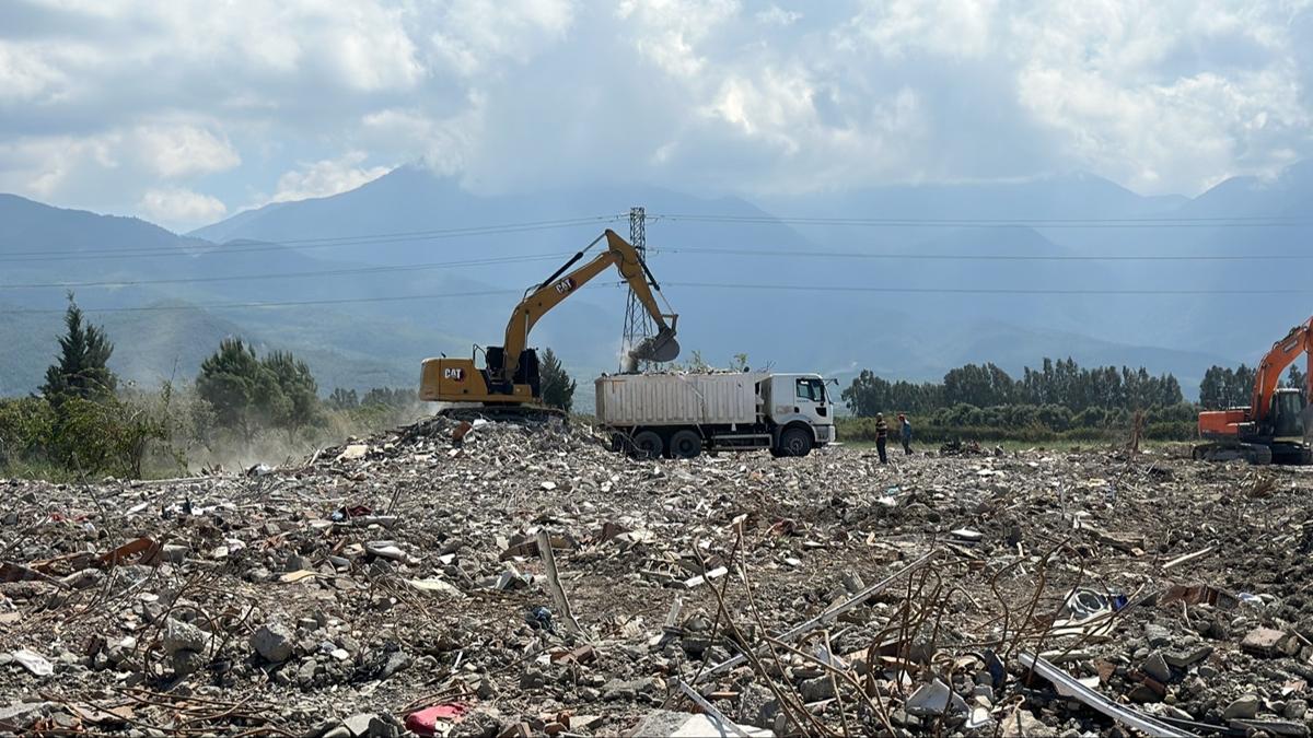 Hatay'da enkaz kaldrma almalar sryor