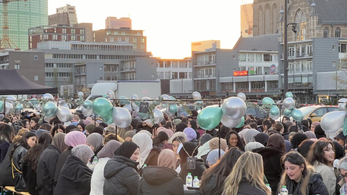 Hollanda'da 800 niversiteli gen, sokak iftarnda bulutu