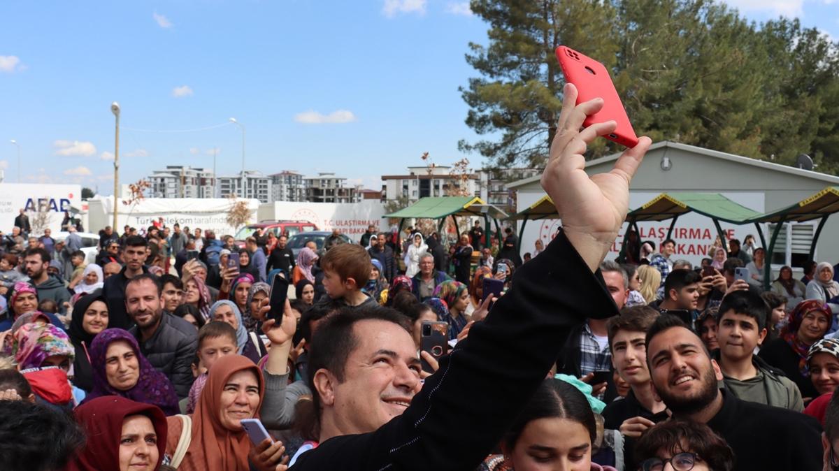 Acun Ilcal Afet blgesinde...  Adyaman ve Kahramanmara'ta ocuklara oyuncak hediye etti