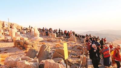 Nemrut, sezonun ilk turistlerini arlyor