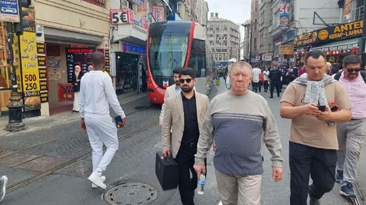 Sirkeci'de tramvay  raydan kt, vatandalar yryerek ilerledi