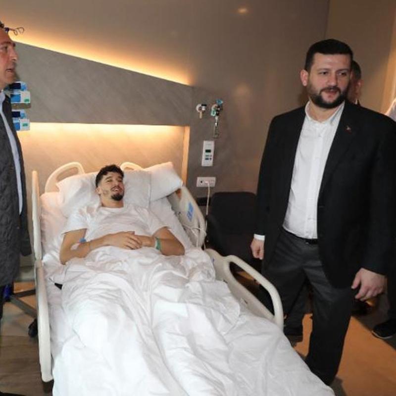 Ali Ko'tan Altay Bayndr'a hastanede ziyaret
