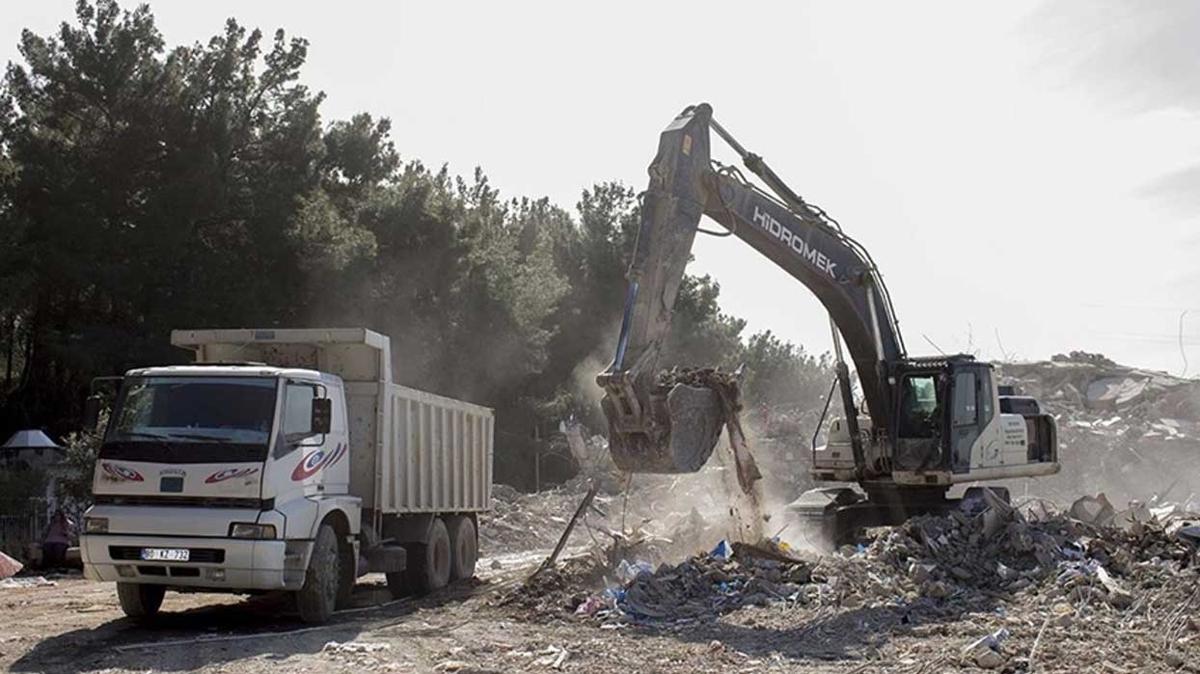 Belen'de ar hasarl binalarn ykm ve enkaz kaldrma almalar sryor