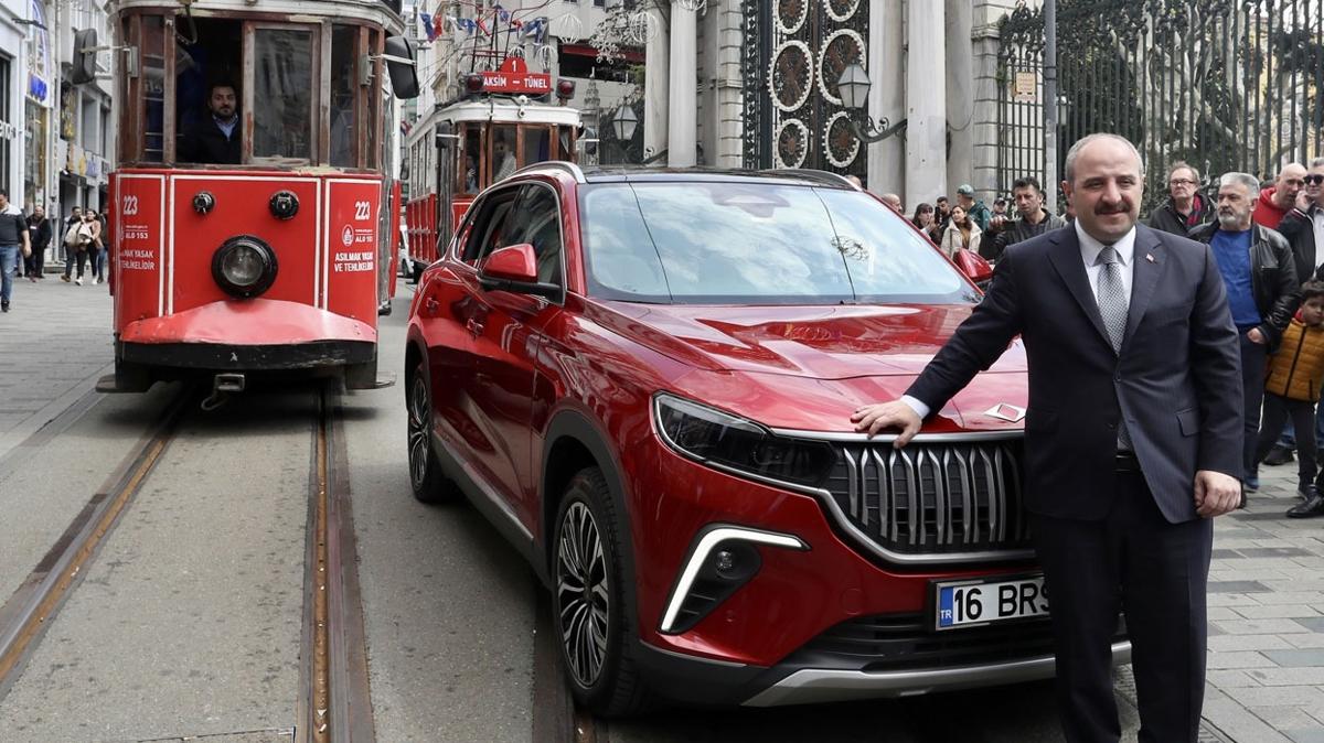 Bakan Varank, stiklal Caddesi'nde Togg ile tur att