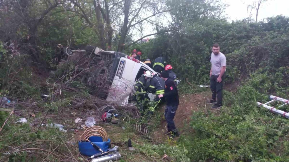 Anadolu Otoyolunda servis minibs devrildi: Yarallar var