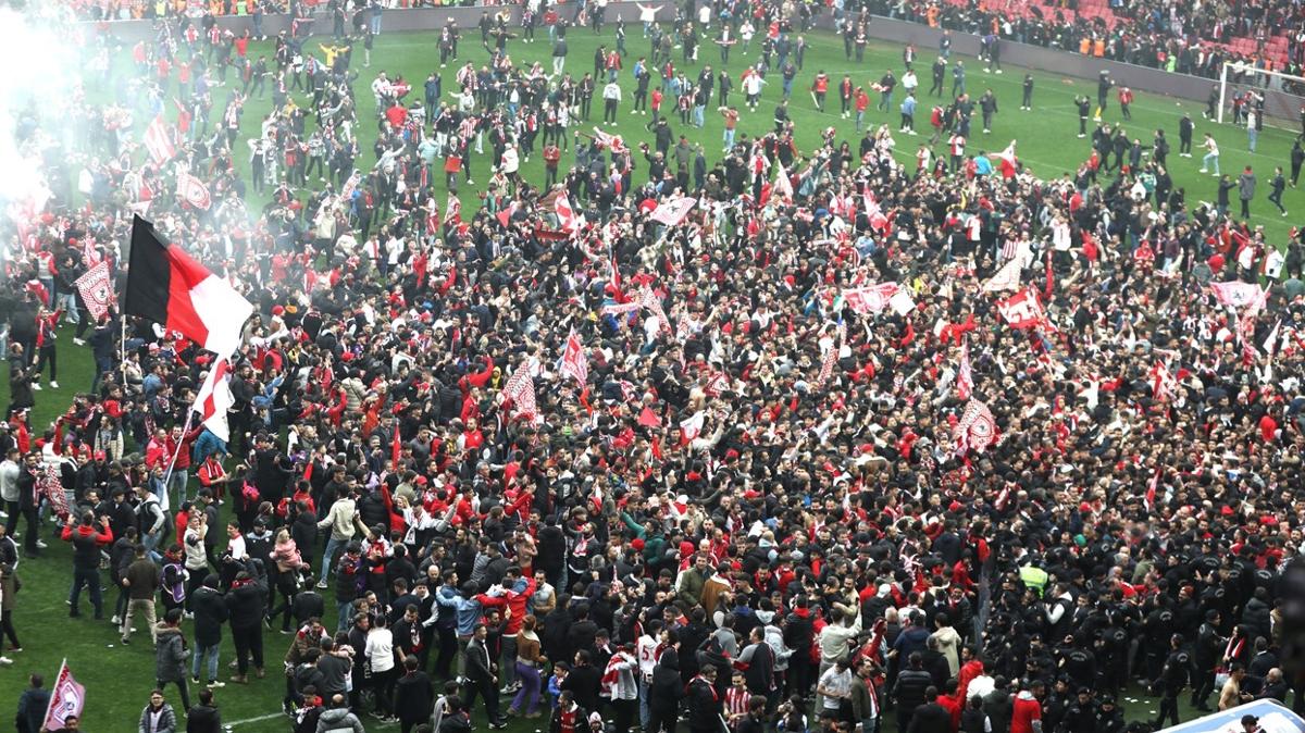 Samsunspor'un ampiyonluk kutlamalarnda izdiham! Kaleci Szumski zor anlar yaad