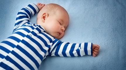 Bilim insanlar bebekleri uyutmann en kolay yolunu aklad! Bu yntemle hemen uyumaya balyorlar...