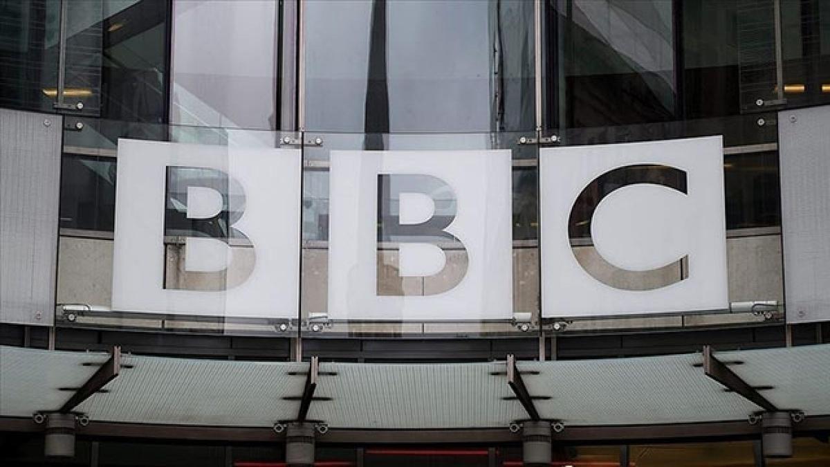 BBC Ynetim Kurulu Bakan Richard Sharp grevinden istifa etti
