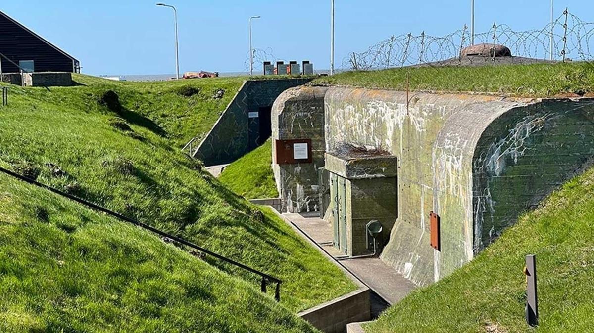 Hollanda, glendirilen Afsluitdijk Bendi ile ykselen sularla mcadelesini srdryor