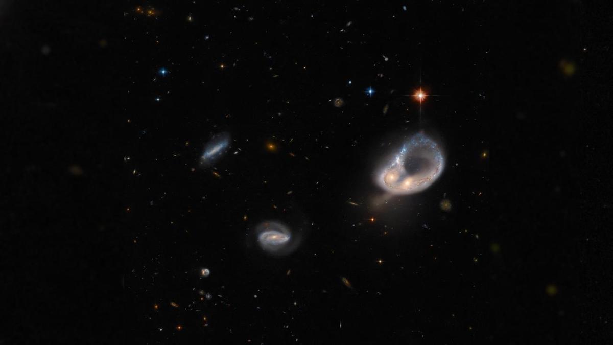 Hubble Uzay Teleskobu, "olaanst parlak" galaksiler grntledi