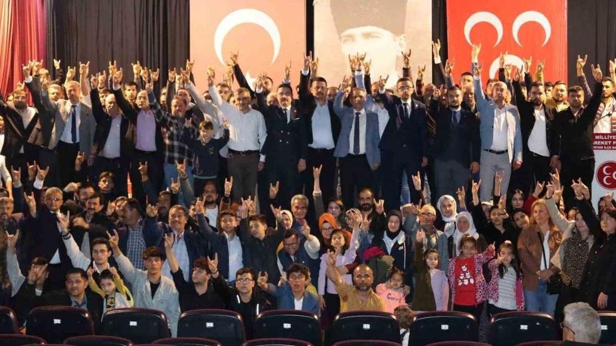 CHP ve Y Parti'den istifa eden onlarca kii MHP'ye katld