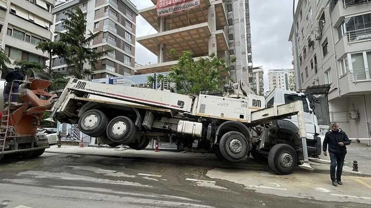 Kadky'de devrilen vin, inaat alannda hasara neden oldu