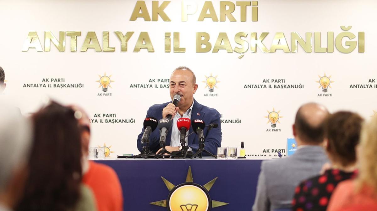 Bakan avuolu, AK Parti'ye katlanlara rozetlerini takt... "Cumhur ttifak'na byk bir ilgi var"