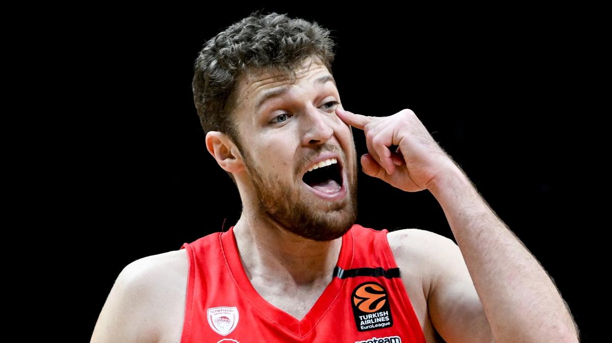 THY EuroLeague'de sezonun en iyisi Sasha Vezenkov seildi