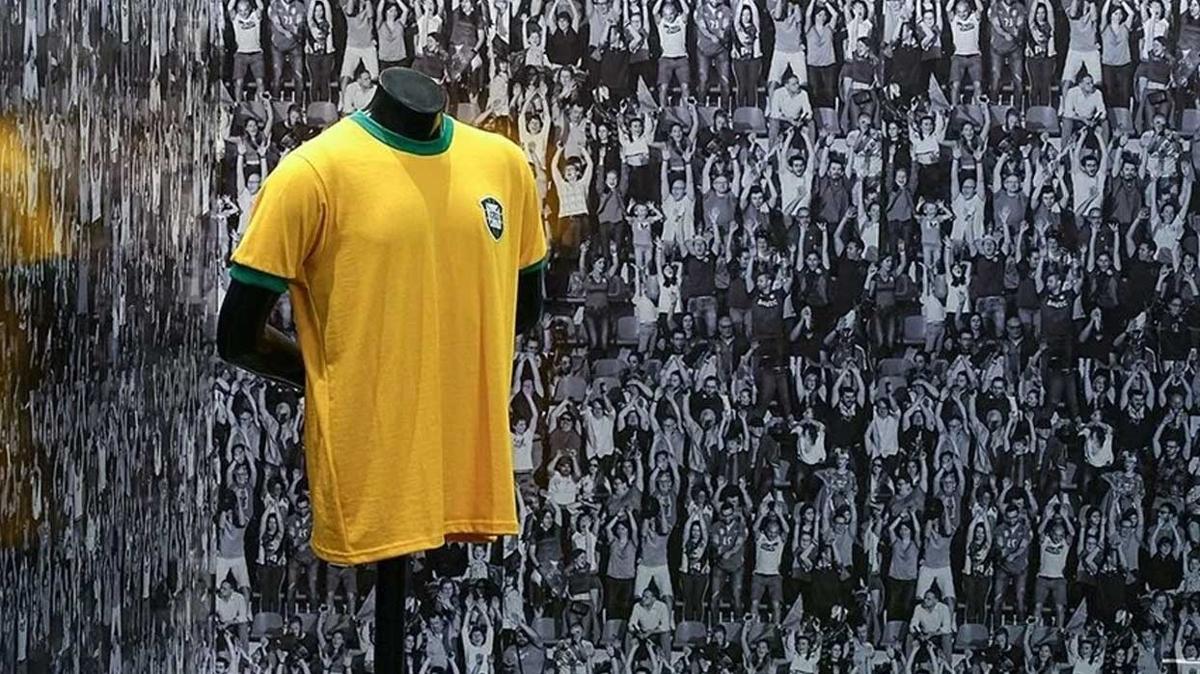 Brezilyal efsane futbolcu Pele'nin mozolesi halkn ziyaretine ald
