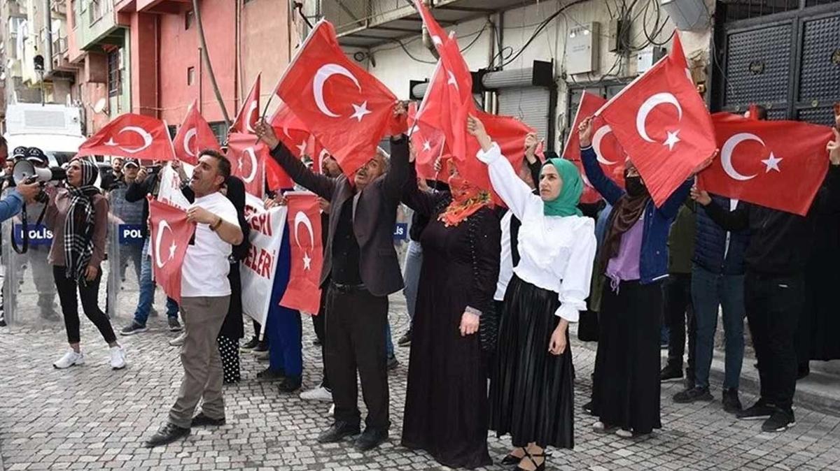 Hakkarili aileler ocuklar iin HDP nndeki eylemlerini srdrd