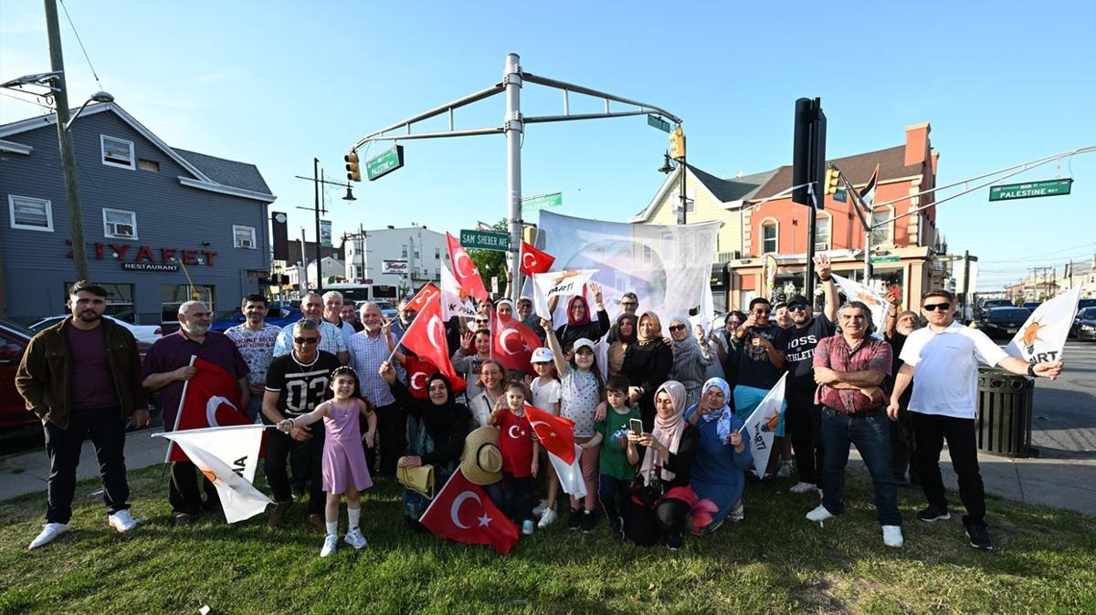 ABD'deki Trkler, Bakan Erdoan'n seim baarsn kutlad