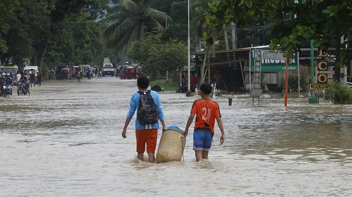 Filipinler'de Mawar Tayfunu nedeniyle binlerce kii tahliye edildi