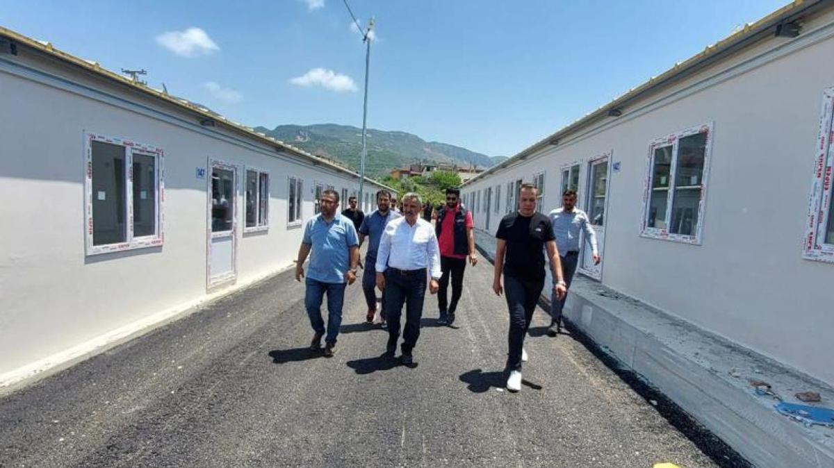 Hatay'da depremzede esnafa i yerleri teslim edildi