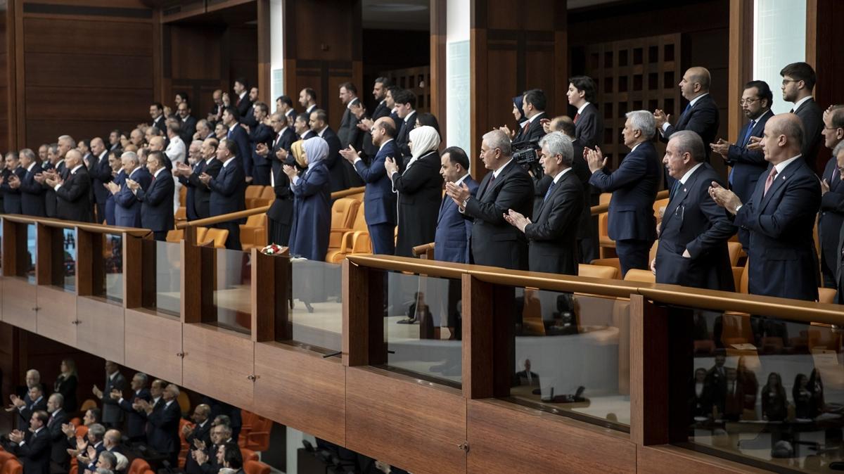 Bakan Erdoan'n yemin trenini ailesi de izledi