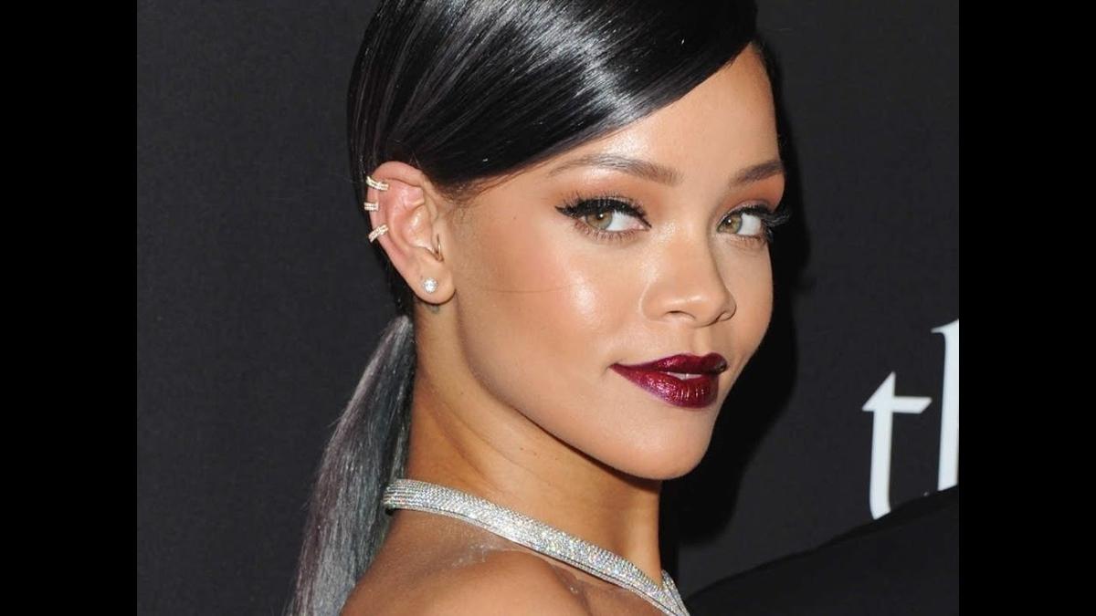 Rihanna'nn sr gibi saklad makyaj tyolar! Favorisi sabitleme pudras olmadan evden kmyor