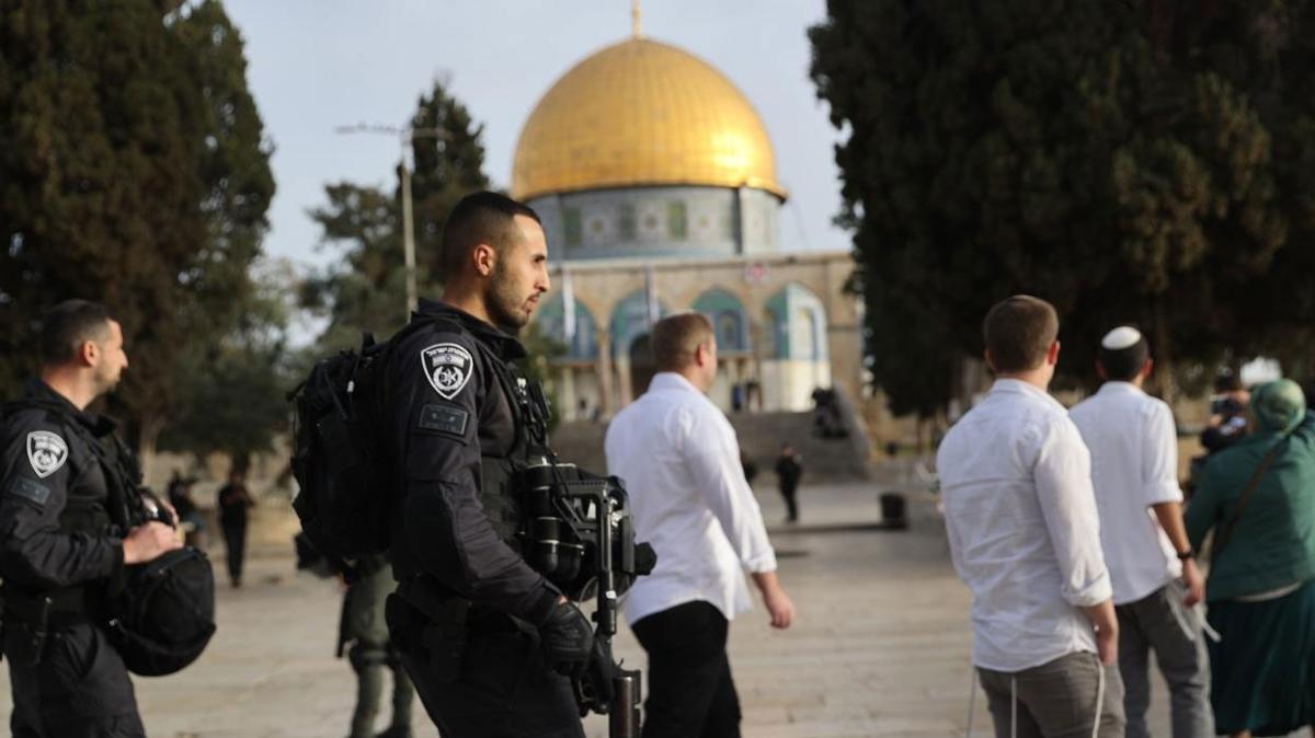 Fanatik Yahudiler polis eliinde Mescid-i Aksa'y bast