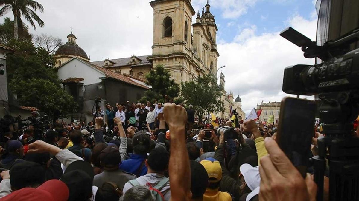 Kolombiya'da binlerce kii Cumhurbakan Petro'nun reformlarna destek iin yrd