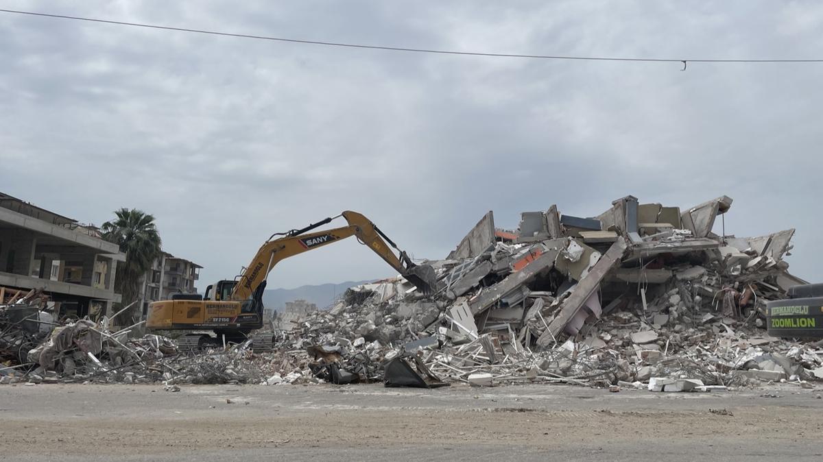 Hatay'da ar hasarl binalarn ykm srd