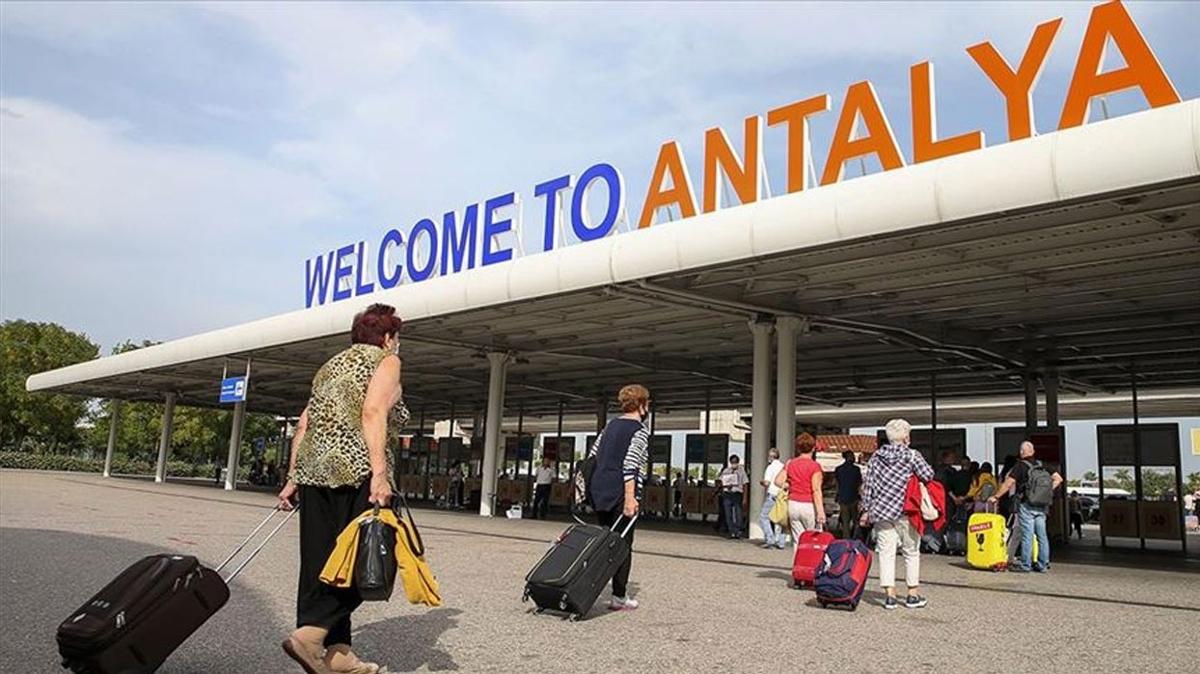 Antalya'ya hava yolu ile 4 milyondan fazla turist geldi