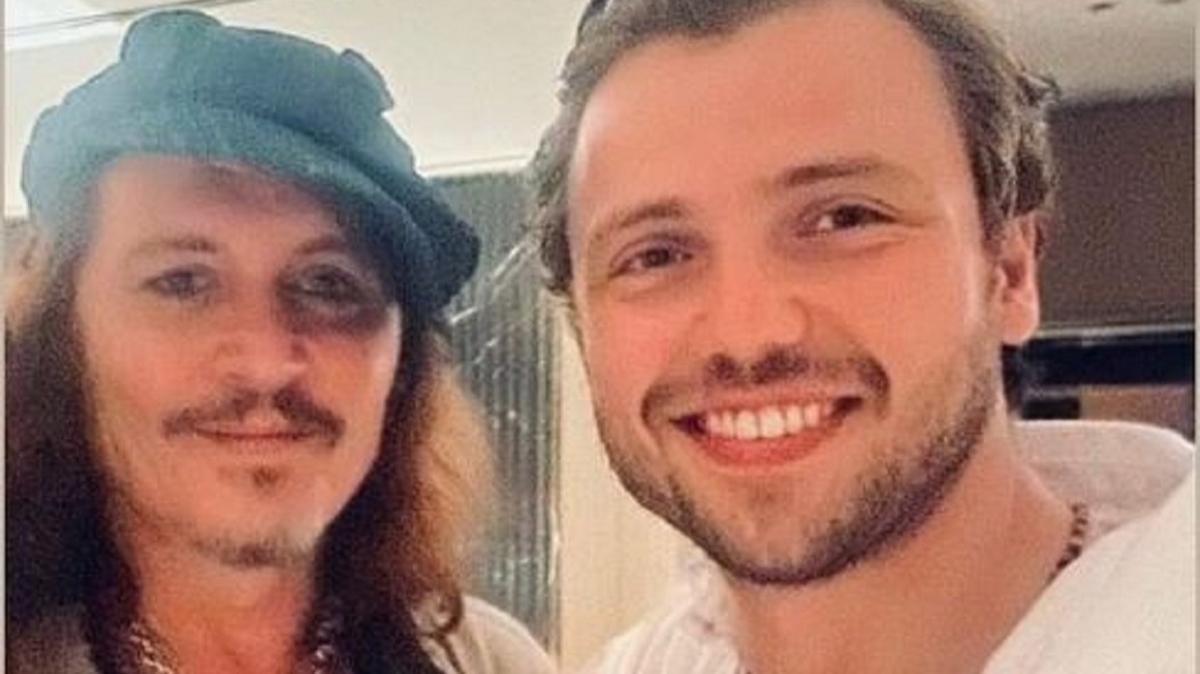 Tolga Sarta'tan konser iin Trkiye'ye gelen Johnny Depp ile selfie!