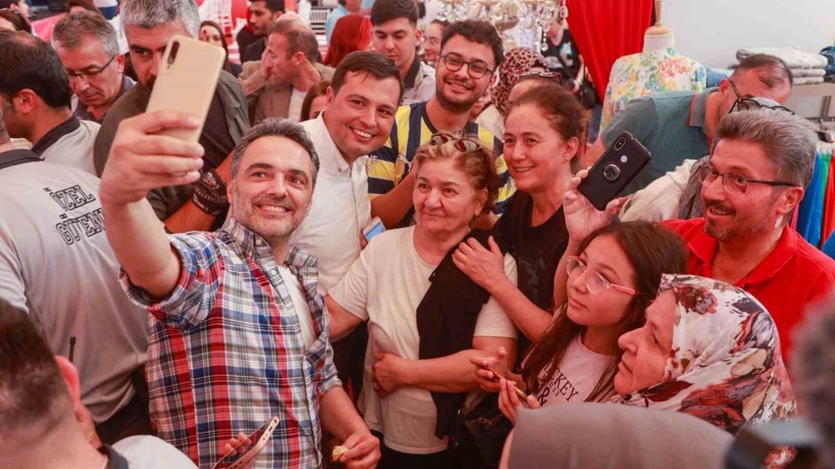 nl ef Arda Trkmen'e festivalde byk ilgi! Hayranlar ile fotoraf ekildi