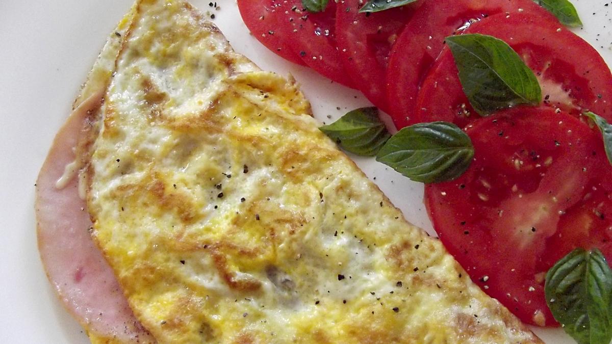 Kahvaltlk peynirli omlet tarifi! Karabiber dkerek servis edebilirsiniz