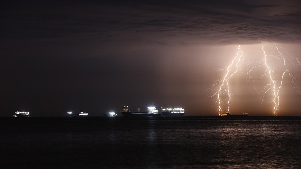 Meteoroloji 'sar kodlu' uyarmt... stanbul'da imekler geceyi aydnlatt