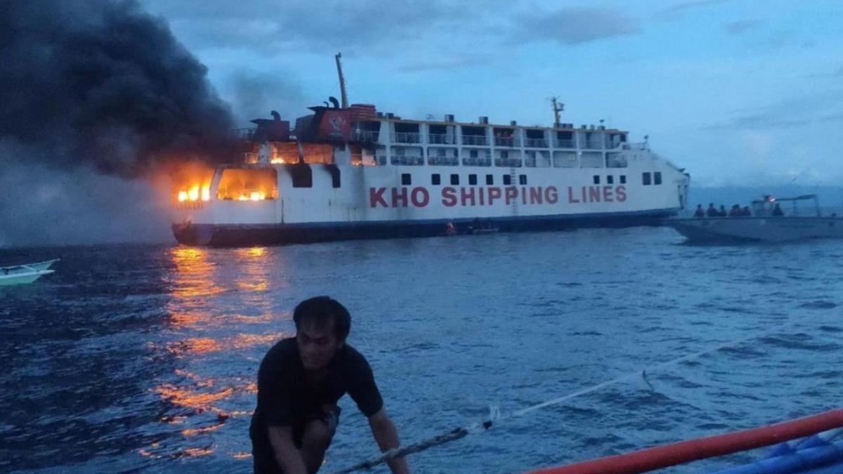 Filipinler'de feribot ak denizde alev ald, yolcular kurtarld