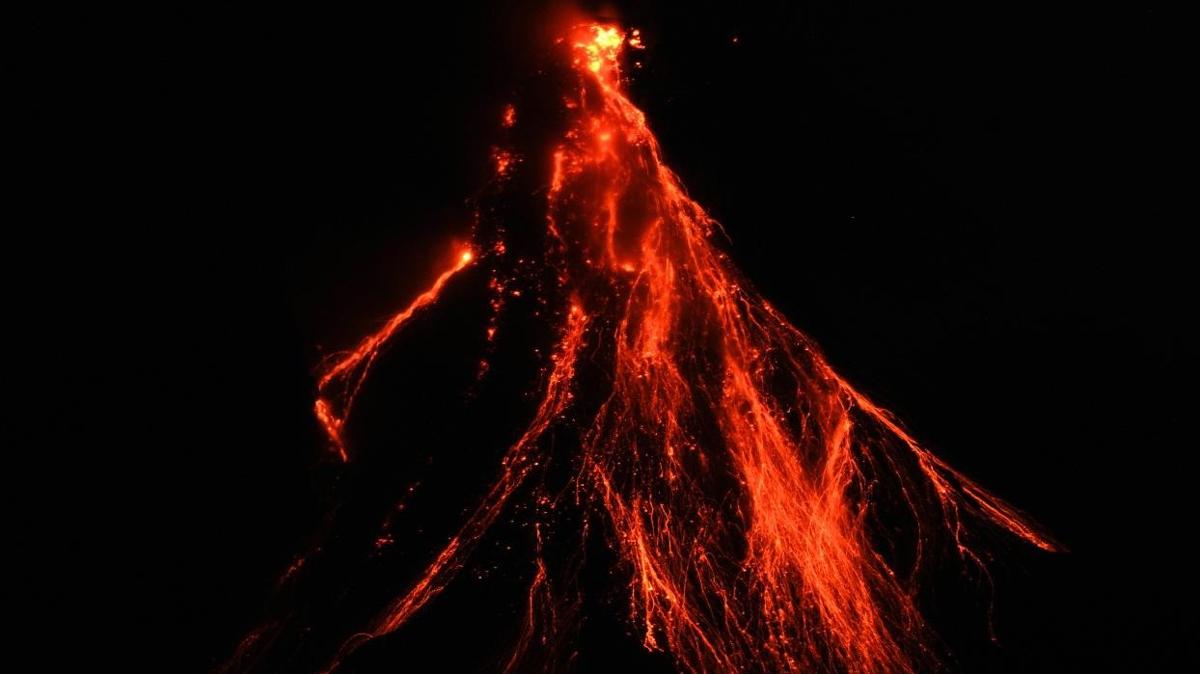 Mayon Yanarda'nn lav akntlar 2,5 kilometre mesafeye ulat