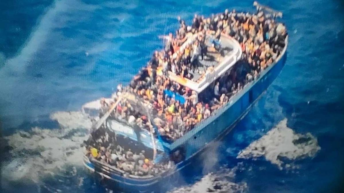 Yunanistan aklarndaki gmen faciasndan kurtulanlar Yunan Sahil Gvenlii'ni suluyor