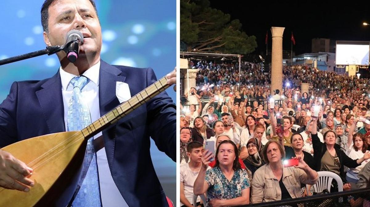 Orhan Hakalmaz Bergama'daki festivalde konser verdi