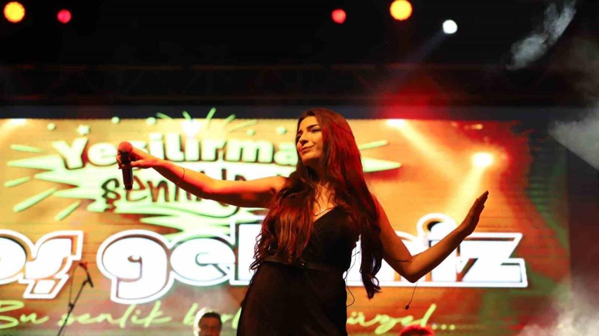 Elif Buse Doan Samsun'da konser verdi