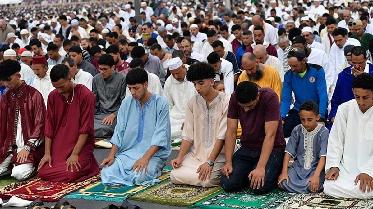 Fas'ta Mslmanlar bayram namaz iin cami ve meydanlar doldurdu