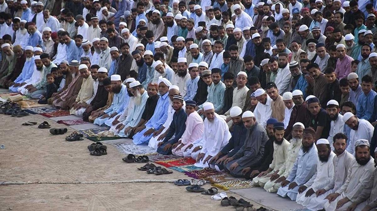 Pakistan'da Kurban Bayram namaz klnd