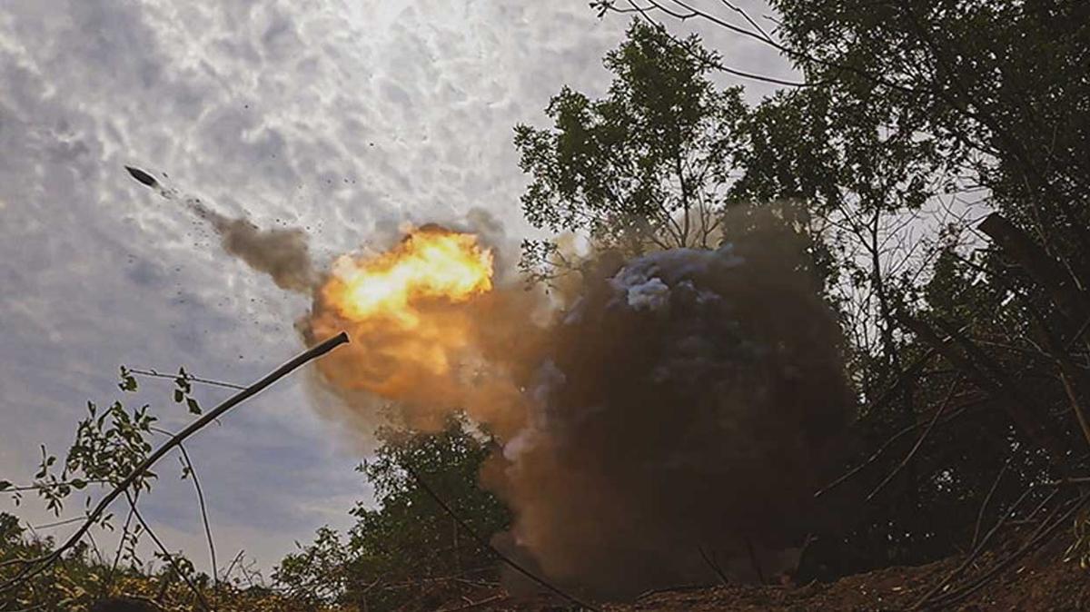 Ukrayna ordusu Bahmut ynnde topularla saldrlara devam ediyor