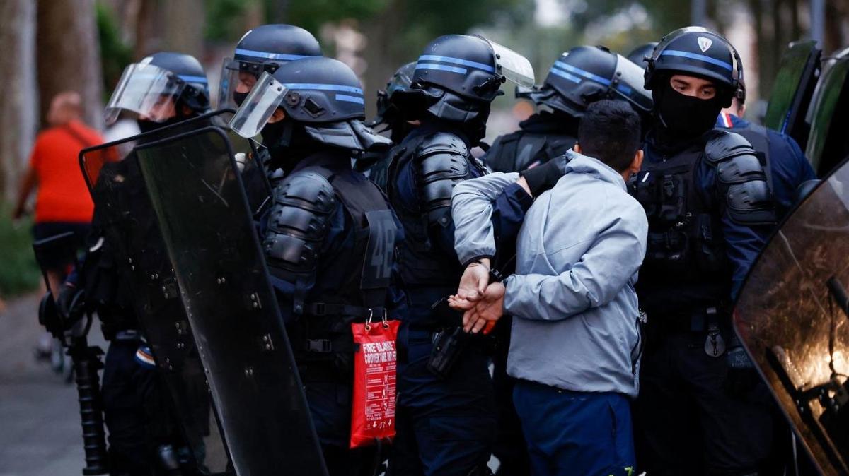 Fransa'da bin kii gzaltna alnd, 45 bin polis ve asker sahada